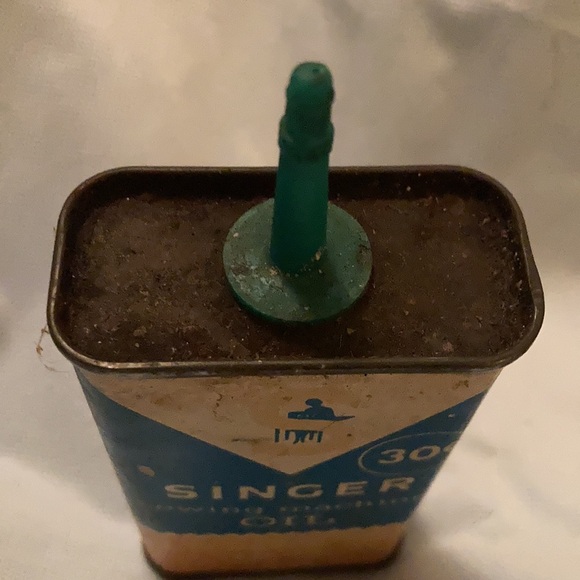 Vintage SINGER Sewing Machine OIL Tin 4 Oz 30 Cent Can Empty - Picture 7 of 9